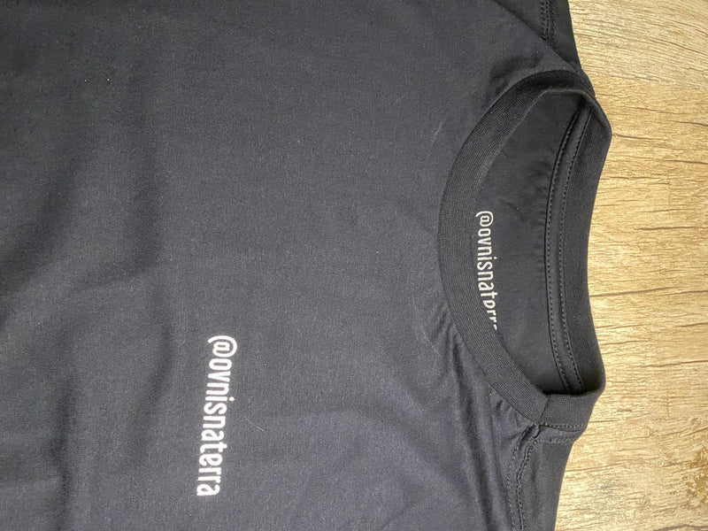 Camiseta Básica de Algodão Premium Preta - Uma Exclusividade @ovnisnaterra